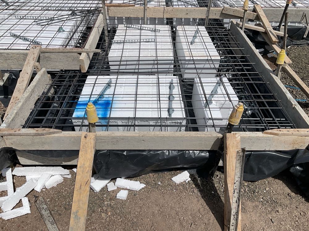 Uncut pods and narrow beams in Werribee waffle slabs